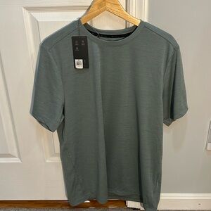 New Vrst gym shirt athletic shirt size large mens